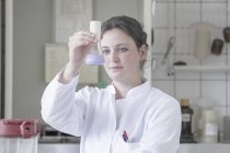 Портрет жіночий їжі аналітик працюючих в лабораторії — стокове фото