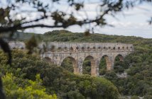 France, Languedoc Roussillon, Gard, view to Pont du Gard — стокове фото