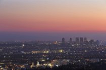 EE.UU., California, Los Ángeles, Skyline de la ciudad al atardecer - foto de stock