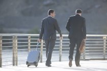 Empresários em viagem de negócios caminhando juntos — Fotografia de Stock