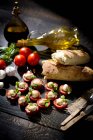 Scheiben Mozzarella, Tomaten und Basilikum — Stockfoto