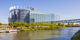 Франция, Эльзас, Страсбург, здание парламента на реке L 'ill — стоковое фото