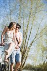Verspieltes junges Paar mit Fahrrad — Stockfoto