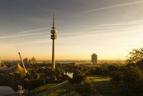 Vista panorámica de la Torre Olímpica a la luz de la mañana en Munich, Alemania - foto de stock