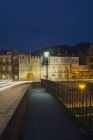 Испания, Галисия, Виреро, мост Понте-да-Мизерикордия с видом на Порта-Карлос V ночью — стоковое фото