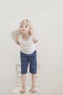 Портрет маленький хлопчик з крилами кут перегляду Мильна бульбашка — стокове фото