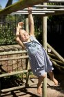 Bambina che gioca nel parco giochi — Foto stock