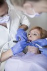 Обрізаний портрет пацієнта, який отримує лікування зубів — стокове фото