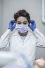Dentiste féminine se préparant pour le traitement du patient — Photo de stock