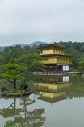 Japón, Kioto, Kinkaku-ji, Kinkaku, Pabellón de oro y estanque - foto de stock