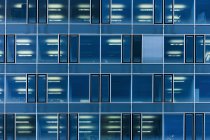 Facciata in vetro del moderno edificio per uffici a Monaco di Baviera, Germania — Foto stock