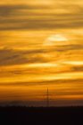 Alemania, Baviera, torres eléctricas y sol de noche - foto de stock