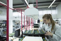 Tecnico che lavora sui circuiti stampati in fabbrica — Foto stock