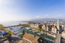 Suíça, Zurique, Cityscape com Limmat River, Town House Quai, Igreja Fraumuenster e Ponte Muenster em dia ensolarado — Fotografia de Stock