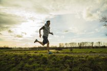 Allemagne, Mannheim, jeune homme jogging — Photo de stock