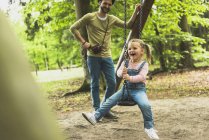 Ragazza felice con il padre divertirsi sul parco giochi — Foto stock