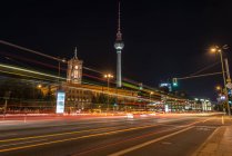 Germania, Berlino, Mitte, Berlino TV Tower e Red Town Hall ad Alexanderplatz di notte — Foto stock