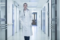 Giovane medico a piedi sul pavimento dell'ospedale — Foto stock