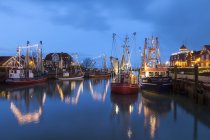 Germania, Frisia orientale, Neuharlingersiel, illuminazione natalizia al porto — Foto stock