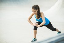 Jeune femme faisant des exercices d'étirement — Photo de stock