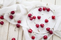 Piatto di ciliegie fresche — Foto stock