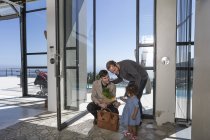 Couple gay et enfant à la porte d'entrée avec épicerie — Photo de stock