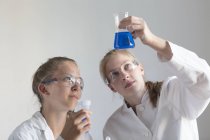 Двох дівчат-підлітків маючи на хімічний експеримент — стокове фото