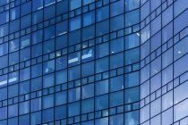 Façade en verre d'un immeuble de bureaux moderne à Munich, Allemagne — Photo de stock