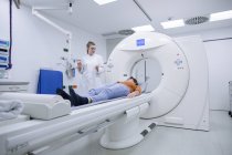 Молодого лікаря з пацієнтом в магнітно-резонансної томографії — стокове фото