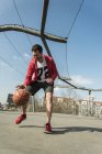 Jeune homme jouant au basket ball — Photo de stock
