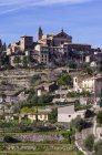 Spagna, Isole Baleari, Maiorca, Valldemossa, S'Arxiduc, Veduta al villaggio con chiesa — Foto stock