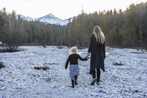 Germany, Bavaria, Lindergriess, mother and daughter walking in dry creek bed — Stock Photo