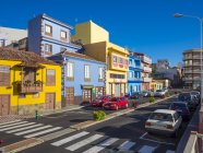 Espanha, Ilhas Canárias, La Palma, Puerto de Tazacorte, Casas coloridas na rua — Fotografia de Stock