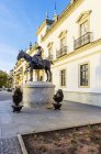 Spain, Andalusia, Sevilla, statue at Plaza de Toros against house — Stock Photo