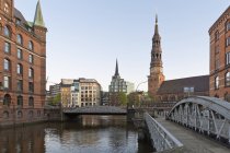 Deutschland, hamburg, brücke und kirche in der speicherstadt — Stockfoto