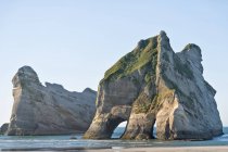 New Zealand, Golden Bay, Wharariki Beach, rock arches and beach — Stock Photo