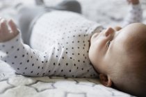 Крупним планом Baby boy лежачи — стокове фото