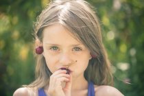 Retrato de menina comendo cerejas — Fotografia de Stock