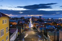 Vue des bâtiments de nuit et de la route, du chili — Photo de stock