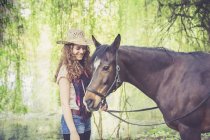 Улыбающаяся молодая женщина с арабским конём — стоковое фото