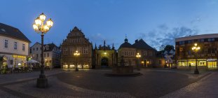Alemanha, Baixa Saxônia, vista para o portal de entrada do Castelo de Bueckeburg com mercado iluminado em frente — Fotografia de Stock