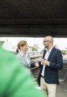 Бизнесмен и женщина разговаривают на железнодорожной платформе — стоковое фото