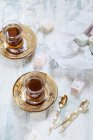 Due bicchieri di tè nero turco e dolci — Foto stock
