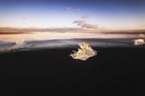 Glace, Plage de Jokulsarlon, mini icebergs dans l'eau — Photo de stock