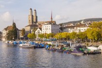 Швейцарія, Цюріх, міський пейзаж з річки Ліммат і великий собор у фоновому режимі — стокове фото