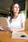 Портрет женщины с цифровым планшетом в кафе — стоковое фото