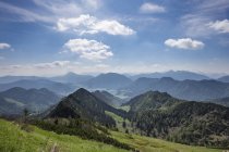 Alemania, Baviera, Alpes de Chiemgau, vista desde Hochfelln hacia el este durante el día - foto de stock