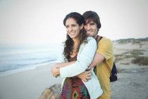 Südafrika, glückliches Paar umarmt sich am Strand — Stockfoto