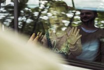 Девушка в машине смотрит на отца за стеклом — стоковое фото
