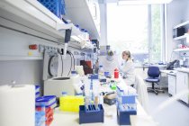 Jovem cientista trabalhando em laboratório biológico — Fotografia de Stock